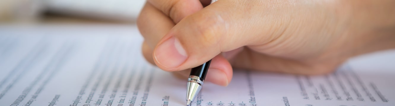 Un candidat écrit une lettre de motivation