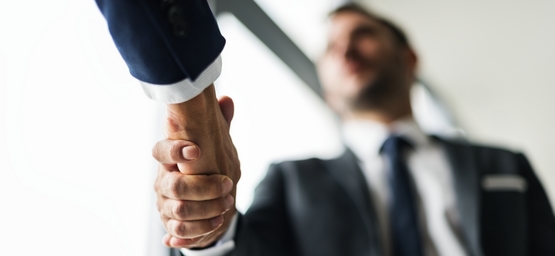 un recruteur rencontre un candidat