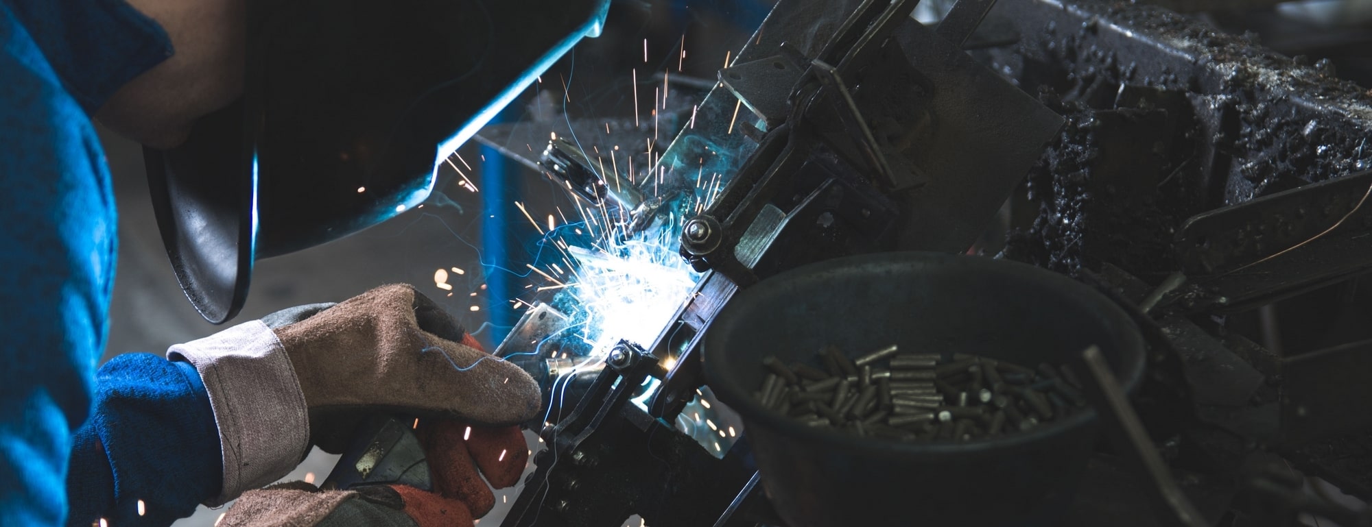 Un soudeur du secteur de l'industrie